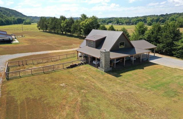 Peaceful luxury cabin in charming Cotter, two miles from Wild Cat boat launch.