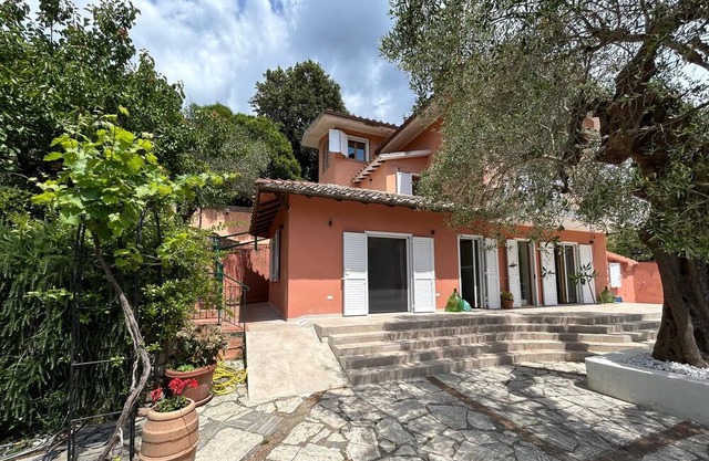Capalbio: villa between the countryside and the sea.