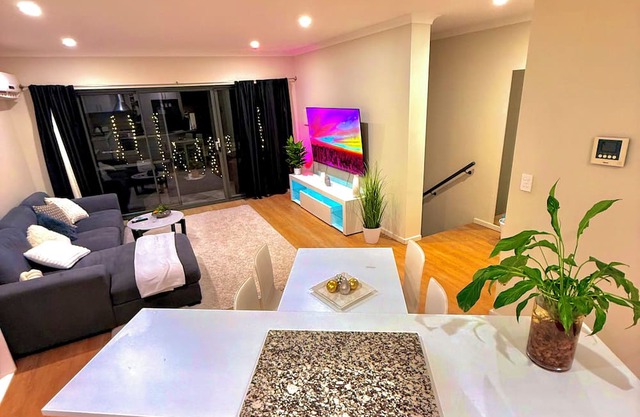 Beautiful 2 bedroom apartment in Mandurah only 5 mins from foreshore and beach!