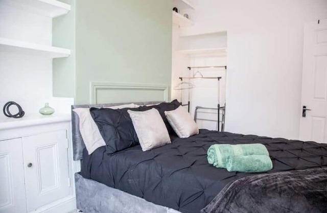 Manchester 3BR House | Contractor | Hospital | Uni