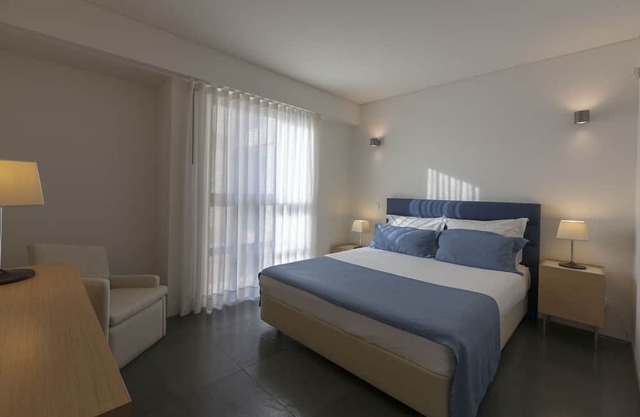 Four Modern 2BR Apts by Marina w/ River Views & Free Parking, Near Golf Academy