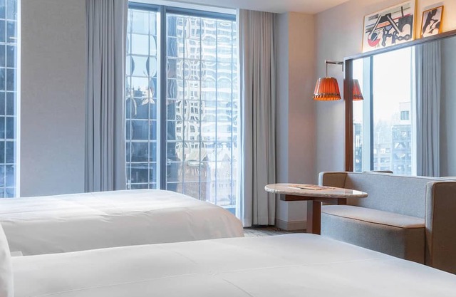 2 Serene Rooms with 2 Queen Beds and Designer Furnishings - Explore Seattle!