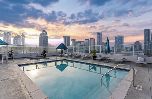 Heart of Gaslamp w/Pool & FREE PKG