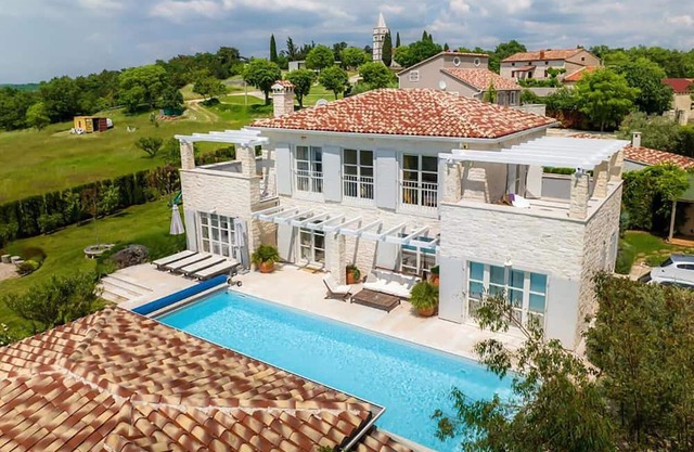 Luxurious home in Visnjan with private swimming pool, can be inside or outside