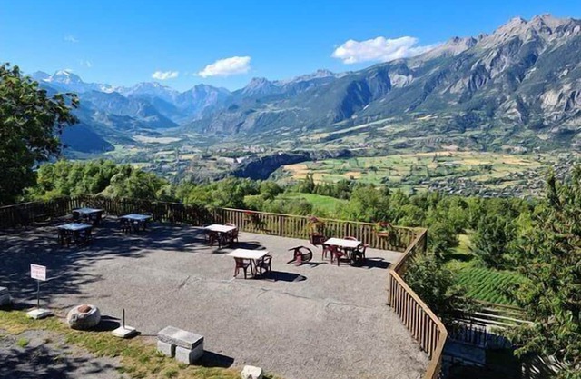 Spacious Good-Value Accommodation! Near Place du Rochasson! Pets are Allowed!