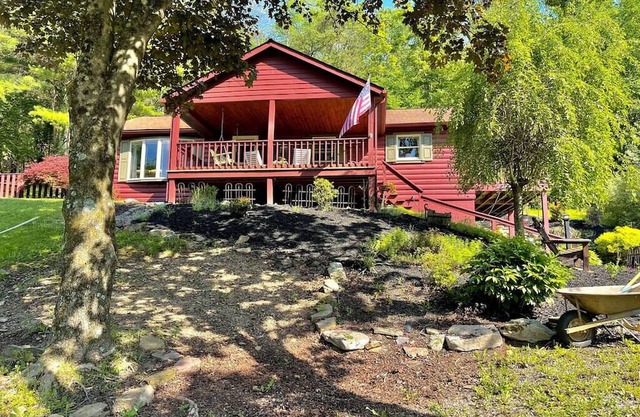Charming 2-bedroom cabin in nice Cogan Station with AC