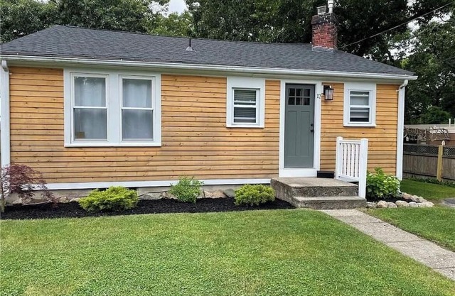 2BR/1BA lakefront home, stunning water views, near Providence TF Green Airport