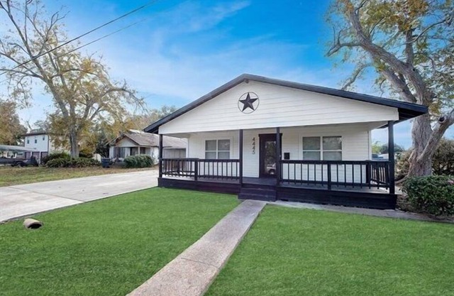 4 bedroom home in Groves with pool