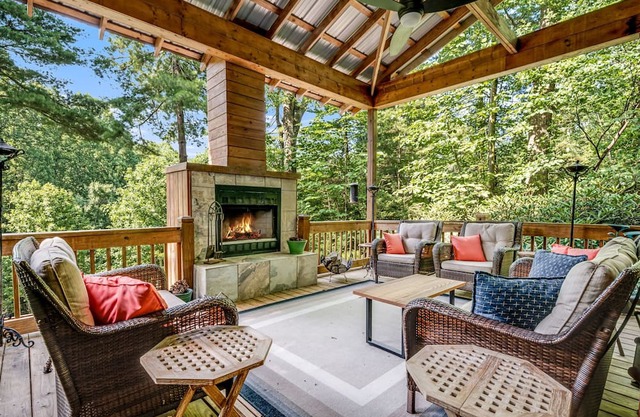 Resilience Road Cabin: pet friendly, walk to downtown Saluda, near hiking!