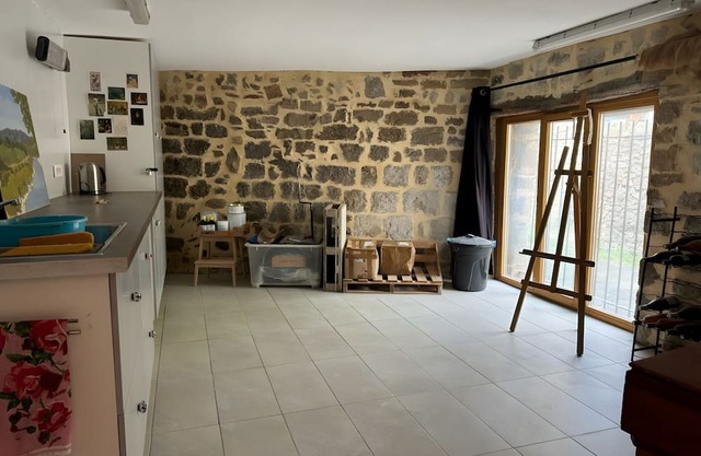 Gîte de la riviere, beautiful village house (with artist studio)