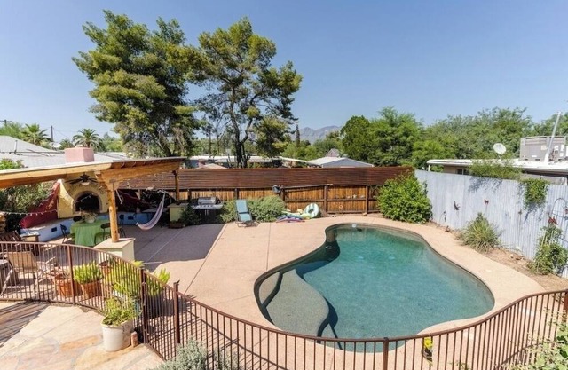Central house with pool and hot tub