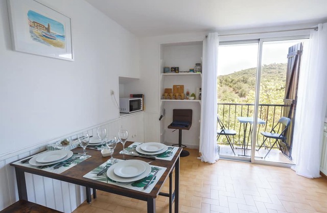 Cosy Apartment in Ancient Gabian with River and Vineyard Views
