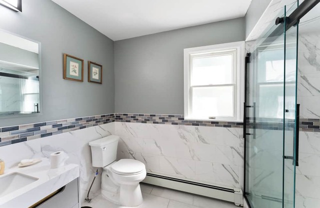 Spacious 5-bedroom house in delightful Bay Shore with AC