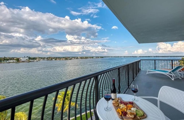 Comfortable Suite Retreat! 2 Relaxing Units w/Free Parking, Pool!