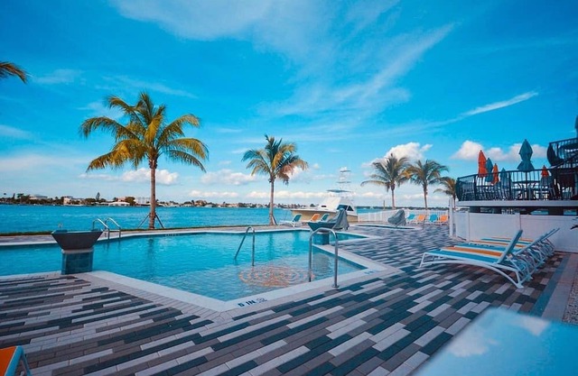3 Charming Suites Close to the Beach! Free Parking, Outdoor Pool Dock Nearby!