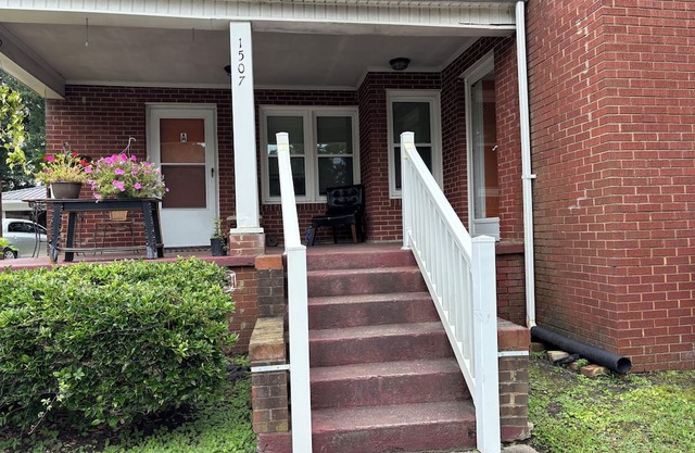 Charming 1 Bedroom, 1 Bathroom Apartment