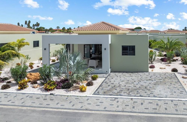 Casa Eloi: tropical comfort at a resort within walking distance of Mambo Beach