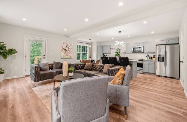 Family-Friendly Retreat - Sleeps 20 in Bloomfield, CT