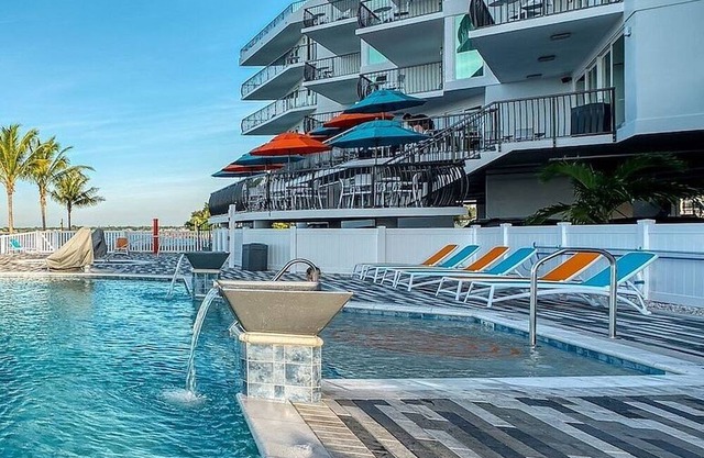 2 Cozy Units with Sunset Views! Outdoor Pool and Free Parking!