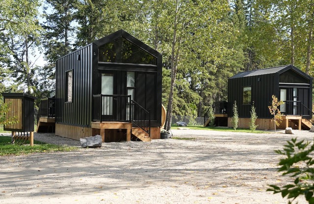 River South HardTop: modern decked-out cabin with a river view