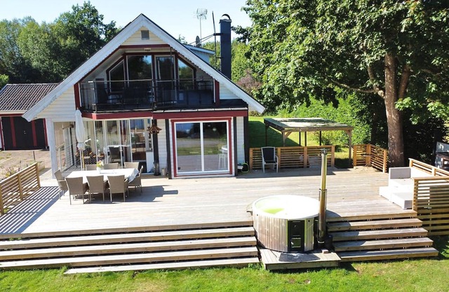 Vacation home right on the lake in Småland - Villa lake view with hot tub, boat & canoe