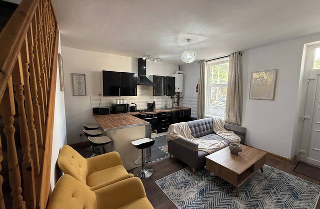 Modern Home Sleeps 7 Contractor/Families & Students Welcome.