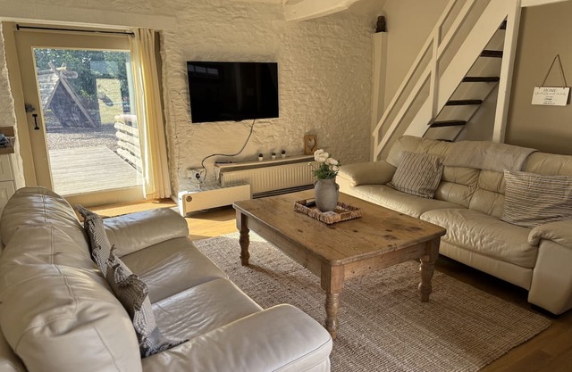 The Parlour Cotswolds Cottage Farm Stay With Pool