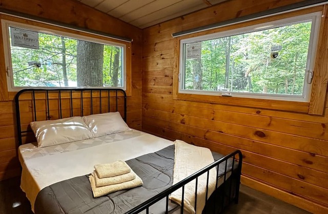 Unique 1-Bedroom Eco Log Cabin in Parry Sound #105
