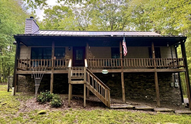 On the Rocks 4BR w/loft cabin tucked in the woods