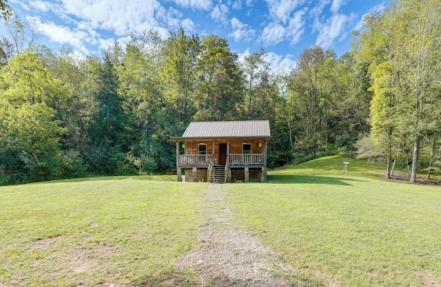 Rustic, Woodsy Cabin in Palestine w/Pool Table!