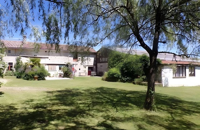 Gîte La Grange - Full Comfort with Pool, Playground and Bicycles in La Chapelle-Pouilloux