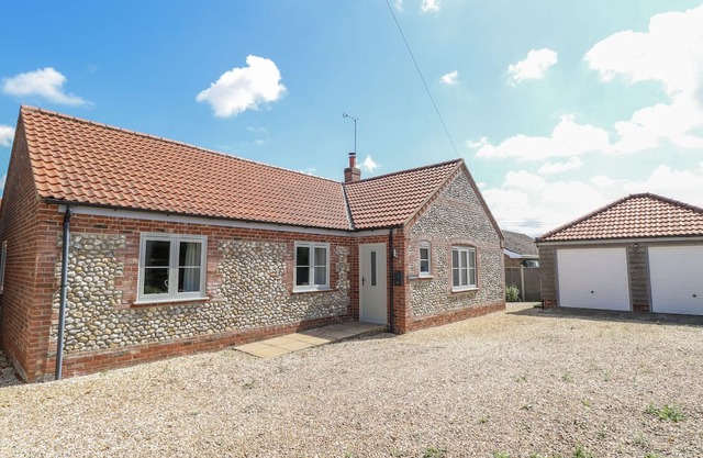 WOODLARK, family friendly, country holiday cottage in Docking