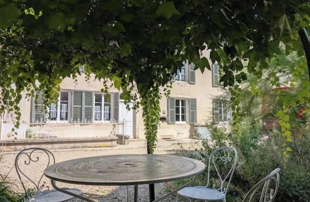 Country house, 2 living rooms, 3 bathrooms, 15 people, large meeting areas