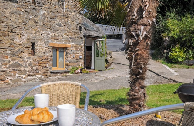 LITTLE COOMBE, pet friendly, with a garden in Liskeard