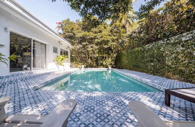 Artist Den Cozy Home with Pool and Parking