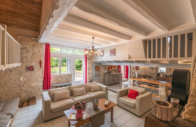 Charming House with Private Heated Pool/Enclosed Grounds