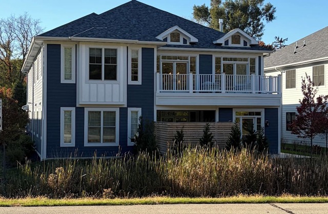 BIG 4-bedroom NEW condo, blocks away from Abby hotel & marina on Lake Geneva.