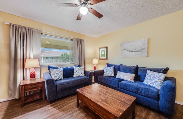 Roomy 1 BDRM Large Pool w/a Private Courtyard and a 5 Min Walk to the Beach