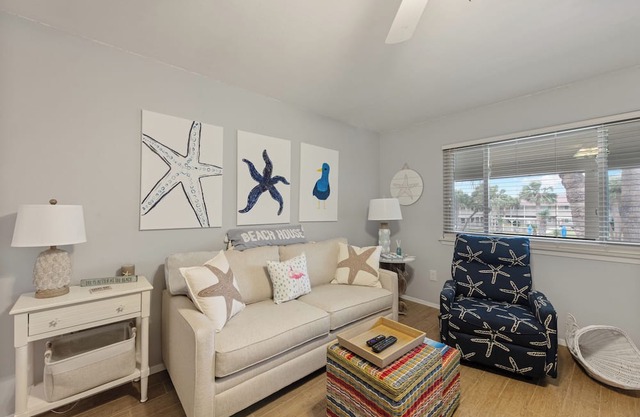Cozy Studio Large Pool w/a Private Courtyard and a 5 Min Walk to the Beach