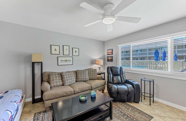 Roomy 1 BDRM Large Pool w/a Private Courtyard and a 5 Min Walk to the Beach