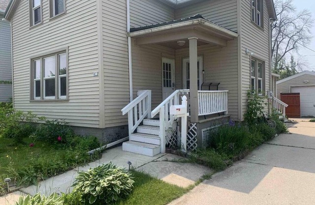 Cozy 1-bedroom house in Sheboygan walking distance to the lake and downtown.
