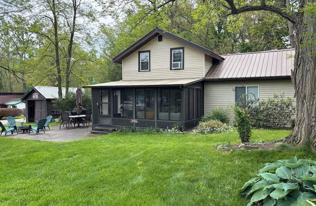 Charming 3 bedroom, 1.5 bathroom cottage;WiFi, AC, steps to the water, dock slip