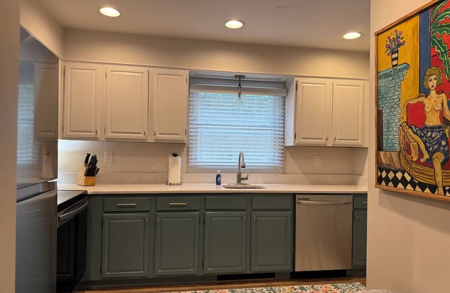 Charming 2-bedroom renovated townhome in Highlands. One mile from Main Street.