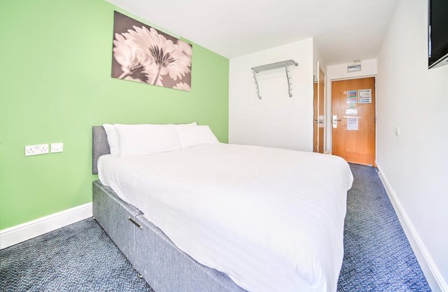 GO2 Gloucester Hotel by OYO | Standard Double