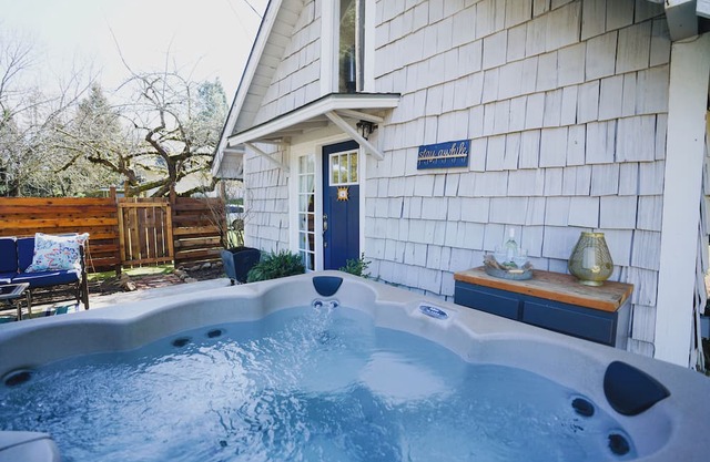 Charming Cottage with Hot Tub – Minutes from Silver Falls State Park