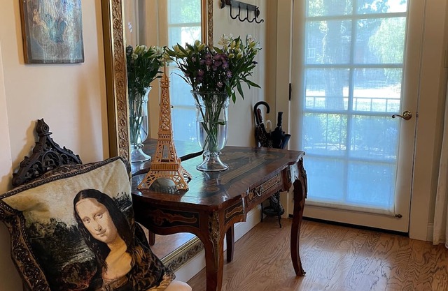 Charming 2-bed cottage in fabulous Napa. Walk to downtown with WiFi, AC