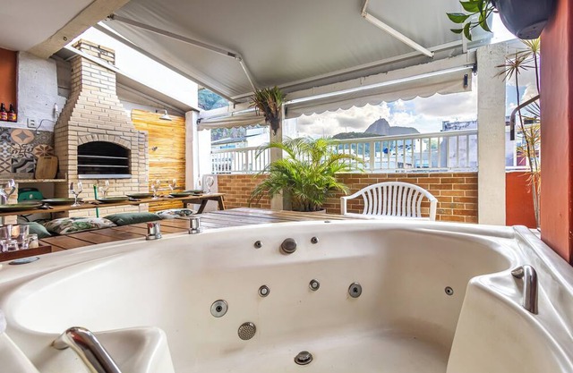 Penthouse Retreat with Jacuzzi & BBQ | Heart of Copacabana!