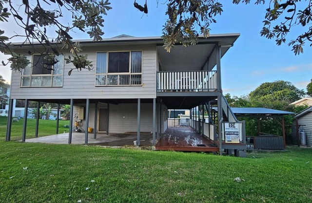 Fraser Island.Rays Place Eurong 4BR Home ,Ocean Views, BBQ Hut & Verandahs –