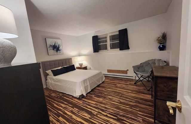 Charming 2-bedroom apartment with WiFi, AC in pleasant Winooski
