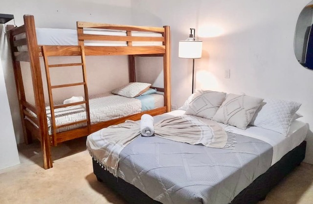 Gated Parking, 7min to beach, A/C Wi-FI